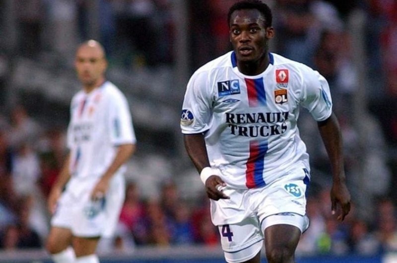 Tại Olympique Lyonnais, số áo Essien khoác lên mình mang số 4